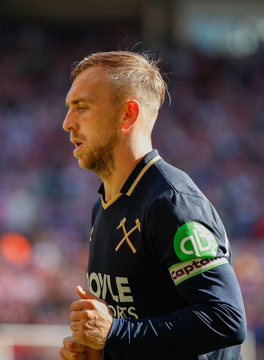 爱游戏体育app下载-转折点！上海海港防线松动，英超集结日攻防权衡，球迷炸锅，训练强度明显提升的简单介绍