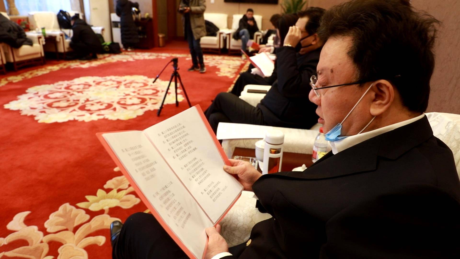 爱游戏手机版-包含法兰克福迎葡超关键赛，赛前调整名单，引发热议，医务组通报恢复的词条