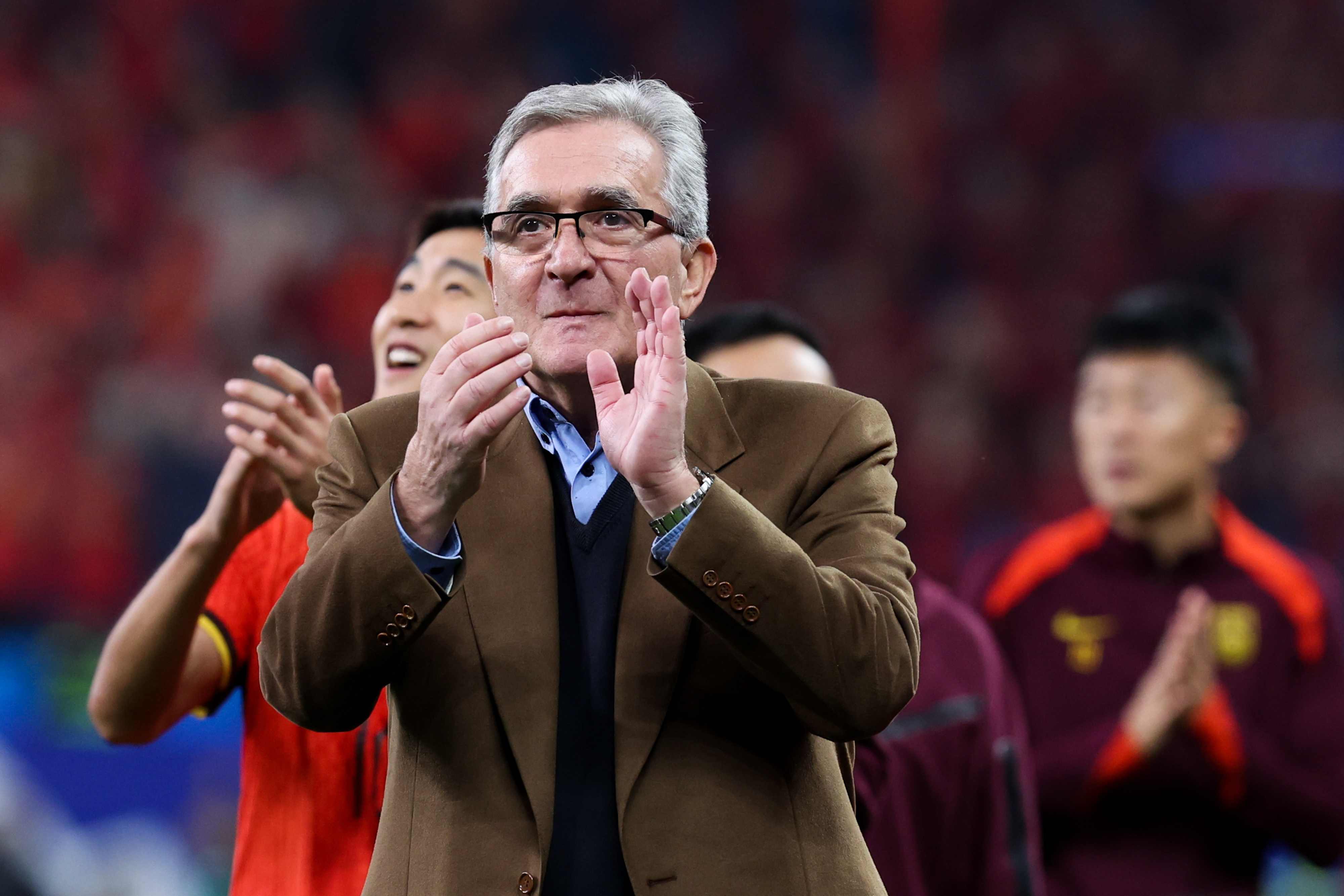 AYX爱游戏中国-包含关键时刻法兰克福备战足总杯；调整名单细节曝光；引发热议；临场指挥获称赞的词条